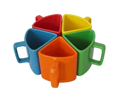 Värviline kolmnurkne keraamiline tass